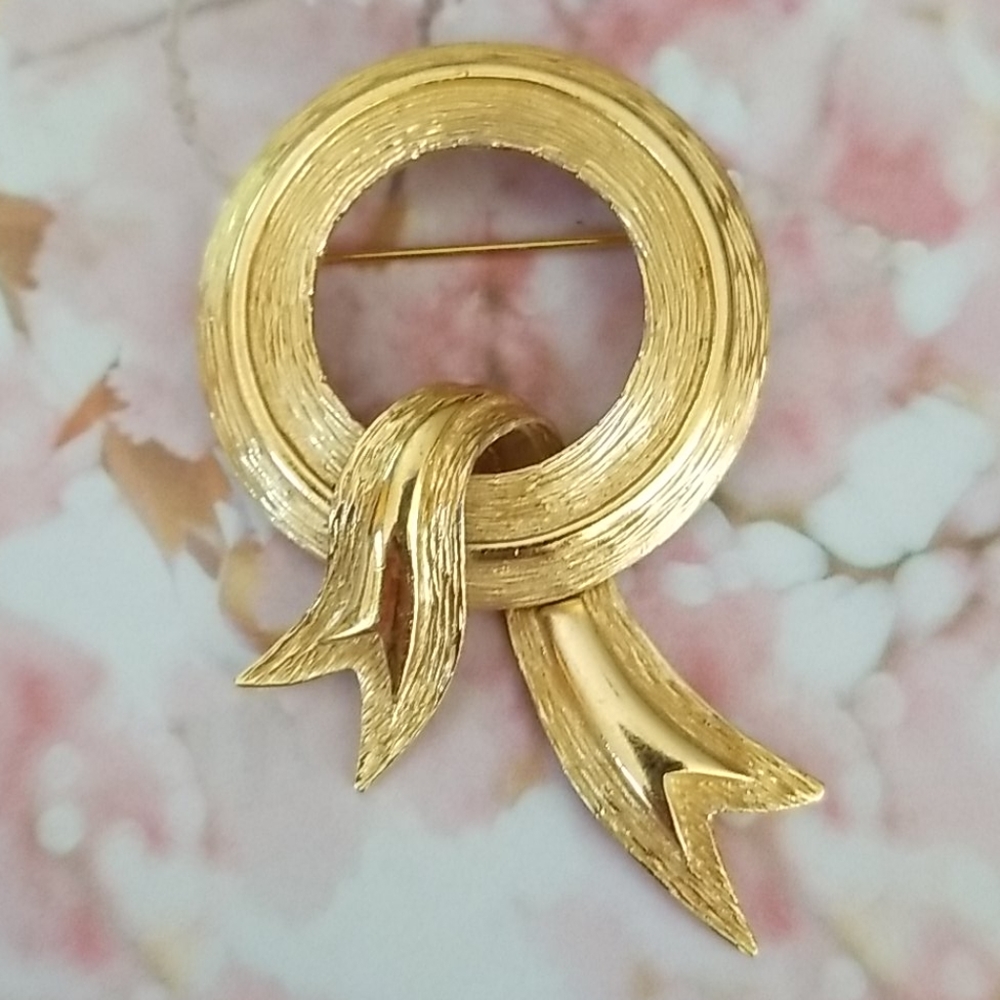 Vintage Mid Century Signed MONET Goldtone Bow Brooch Pin - Picture 14 of 14